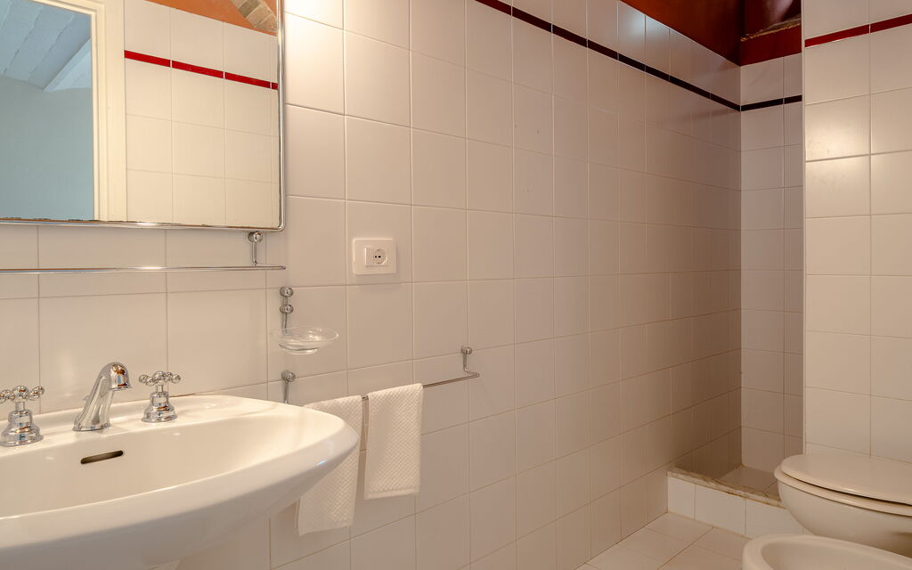 Relais Badia a Passignano - : Autumn, Bathroom, Spring, Summer