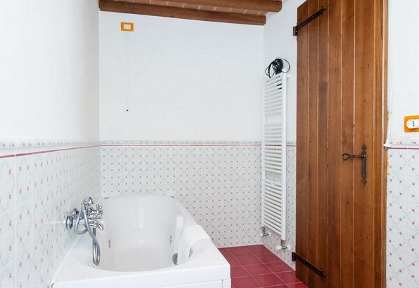 Podere Calderuccio La Pineta: Autumn, Bathroom, Spring, Summer