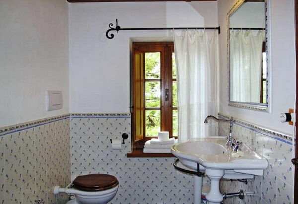 Podere Calderuccio La Pineta: Autumn, Bathroom, Spring, Summer