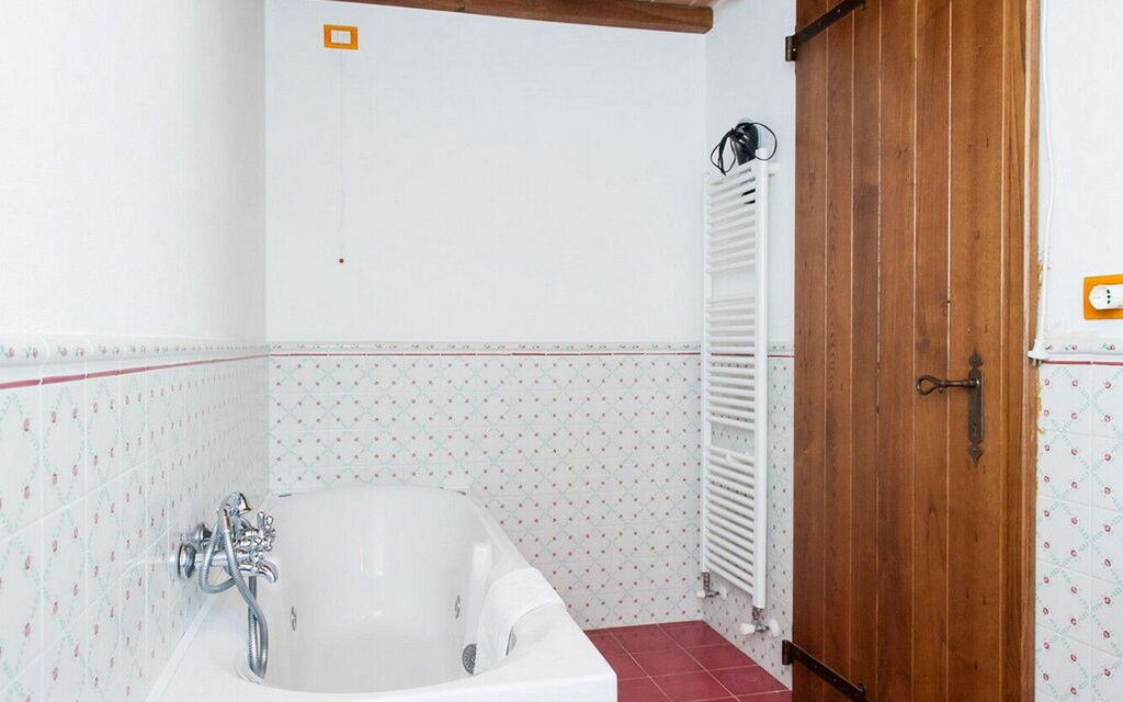 Podere Calderuccio La Pineta: Autumn, Bathroom, Spring, Summer