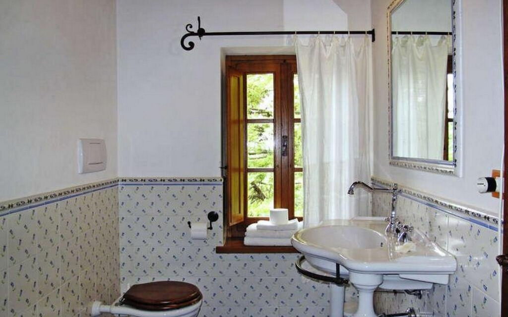 Podere Calderuccio La Pineta: Autumn, Bathroom, Spring, Summer