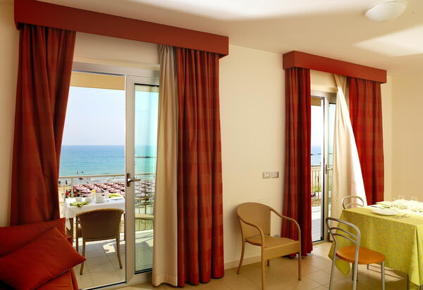 Residence Roseto, Pool, Seaview, Abruzzo: Autunno, Cucina, Estate, Primavera, Sala da pranzo, Soggiorno