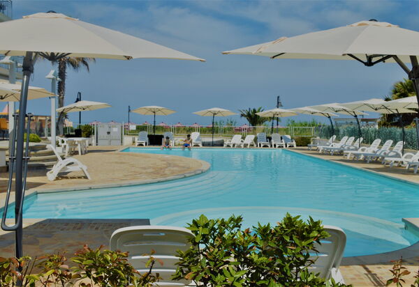 Residence Roseto, Pool, Seaview, Abruzzo: Autunno, Estate, Piscina, Primavera