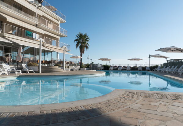 Residence Roseto, Pool, Seaview, Abruzzo: Autunno, Estate, Piscina, Primavera