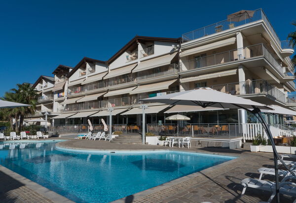 Residence Roseto, Pool, Seaview, Abruzzo: Autunno, Estate, Piscina, Primavera