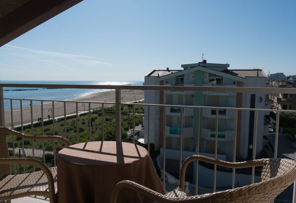 Residence Roseto, Pool, Seaview, Abruzzo: Autunno, Balcone / Terrazza / Patio, Estate, Primavera