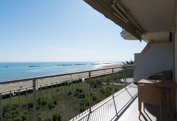 Residence Roseto, Pool, Seaview, Abruzzo: Autunno, Balcone / Terrazza / Patio, Estate, Primavera