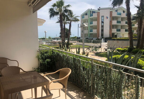 Residence Roseto, Pool, Seaview, Abruzzo: Autunno, Balcone / Terrazza / Patio, Estate, Primavera