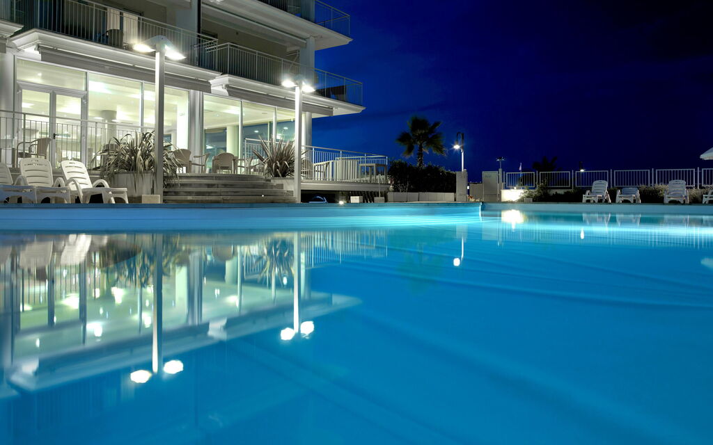 Residence Roseto, Pool, Seaview, Abruzzo: Autunno, Estate, Piscina, Primavera