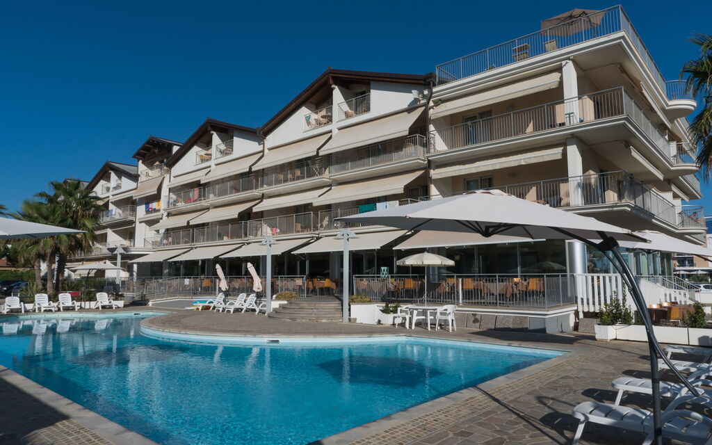 Residence Roseto, Pool, Seaview, Abruzzo: Autunno, Estate, Piscina, Primavera