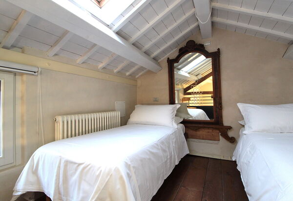 Design Loft, Romantic Retreat, Feltre: Autumn, Bedroom, Spring, Summer