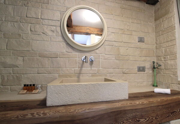 Design Loft, Romantic Retreat, Feltre: Autumn, Bathroom, Spring, Summer