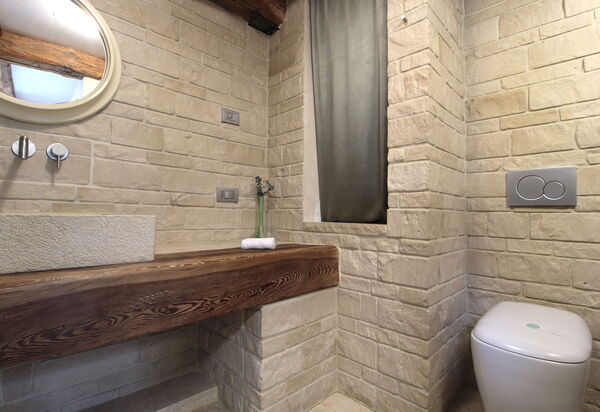 Design Loft, Romantic Retreat, Feltre: Autumn, Bathroom, Spring, Summer
