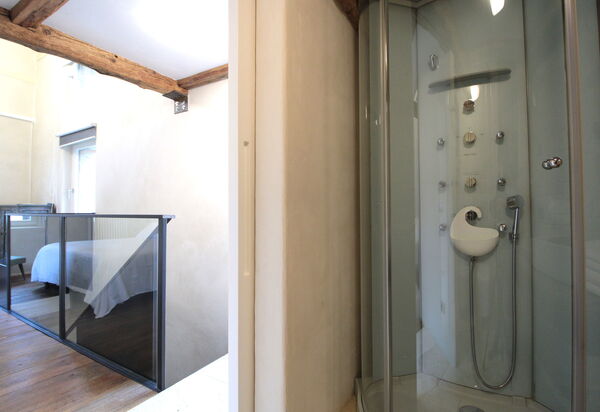 Design Loft, Romantic Retreat, Feltre: Autumn, Bathroom, Spring, Summer