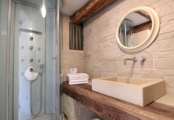 Design Loft, Romantic Retreat, Feltre: Autumn, Bathroom, Spring, Summer