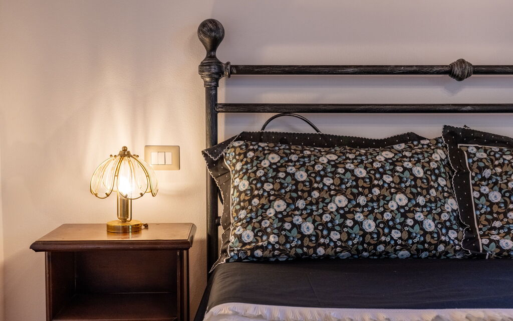 Tenuta i Mandorli, Pool, Wifi, Peccioli - : Autunno, Camera da letto, Inverno, Primavera