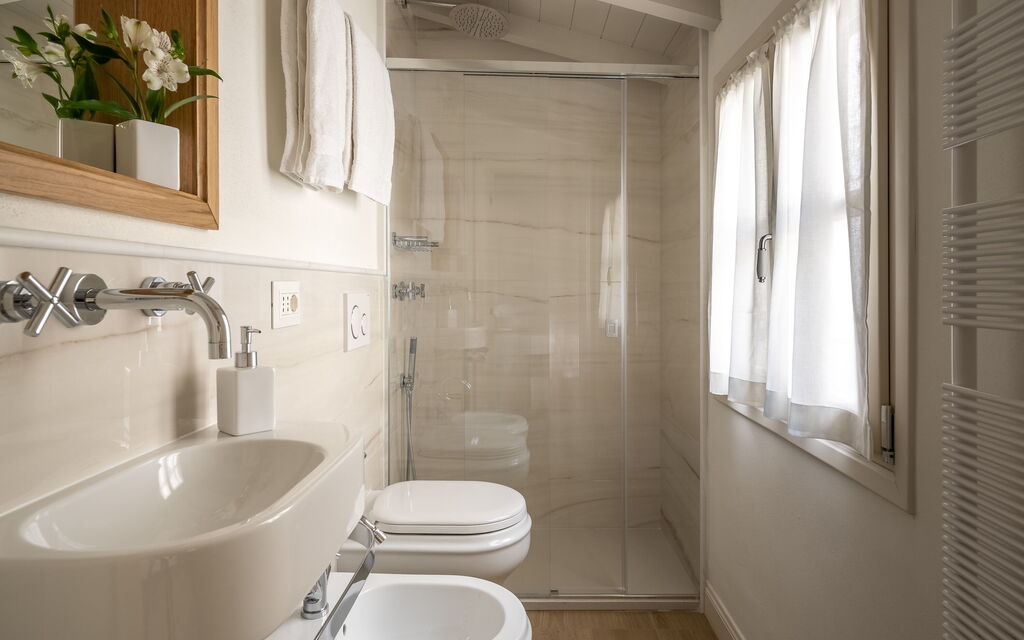 Deservi Charming Apartments - : Autumn, Bathroom, Spring, Summer, Winter