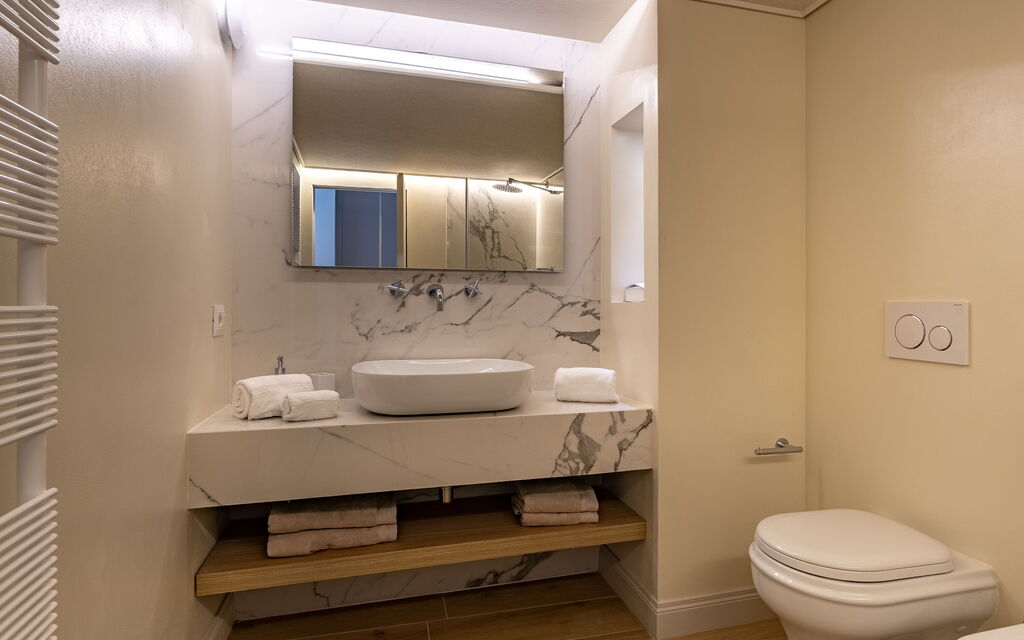 Deservi Charming Apartments - : Autumn, Bathroom, Spring, Summer, Winter