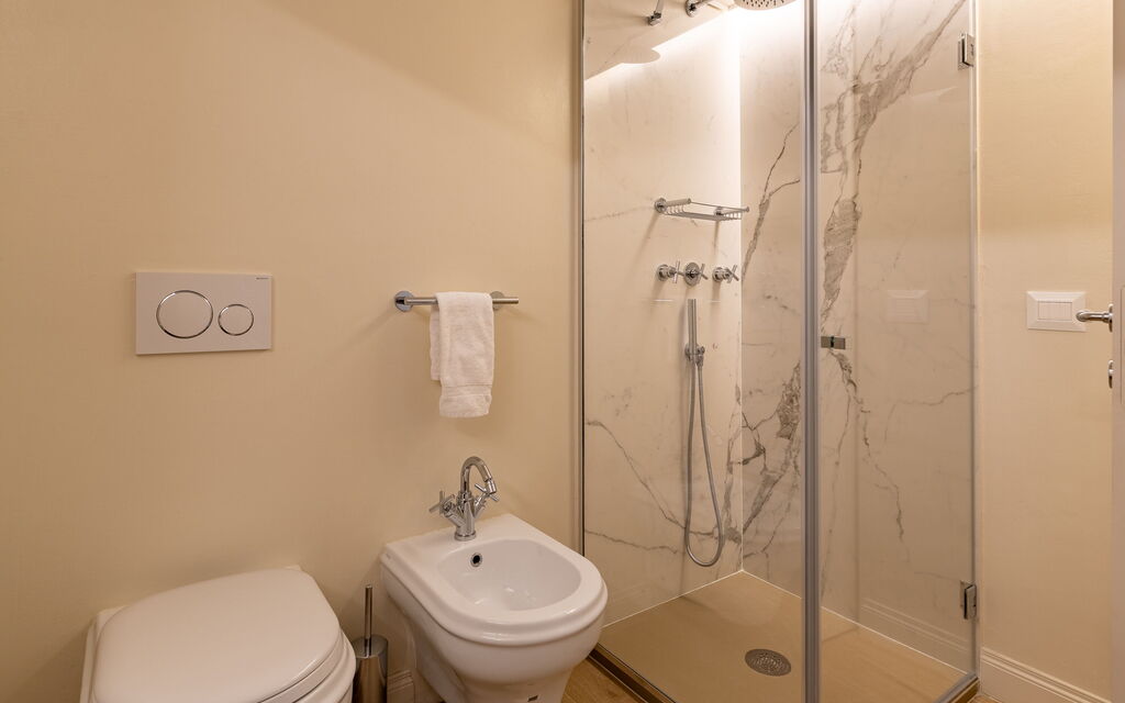 Deservi Charming Apartments - : Autumn, Bathroom, Spring, Summer, Winter