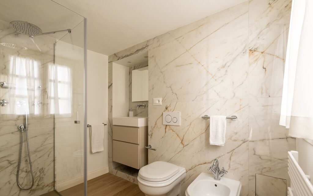 Deservi Charming Apartments - : Autumn, Bathroom, Spring, Summer, Winter