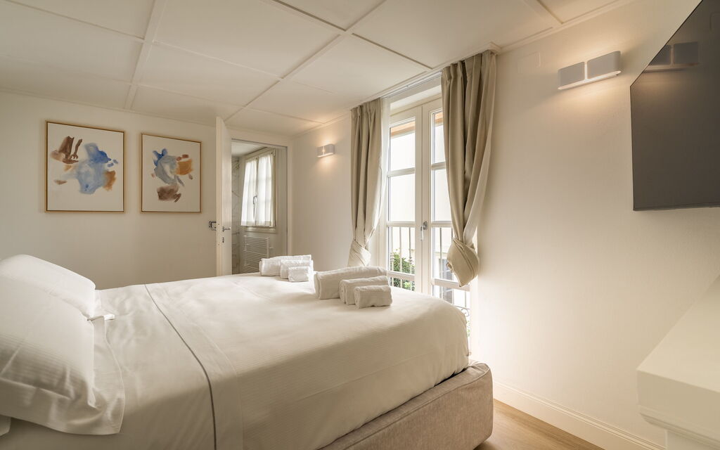 Deservi Charming Apartments - : Autumn, Bedroom, Spring, Summer, Winter