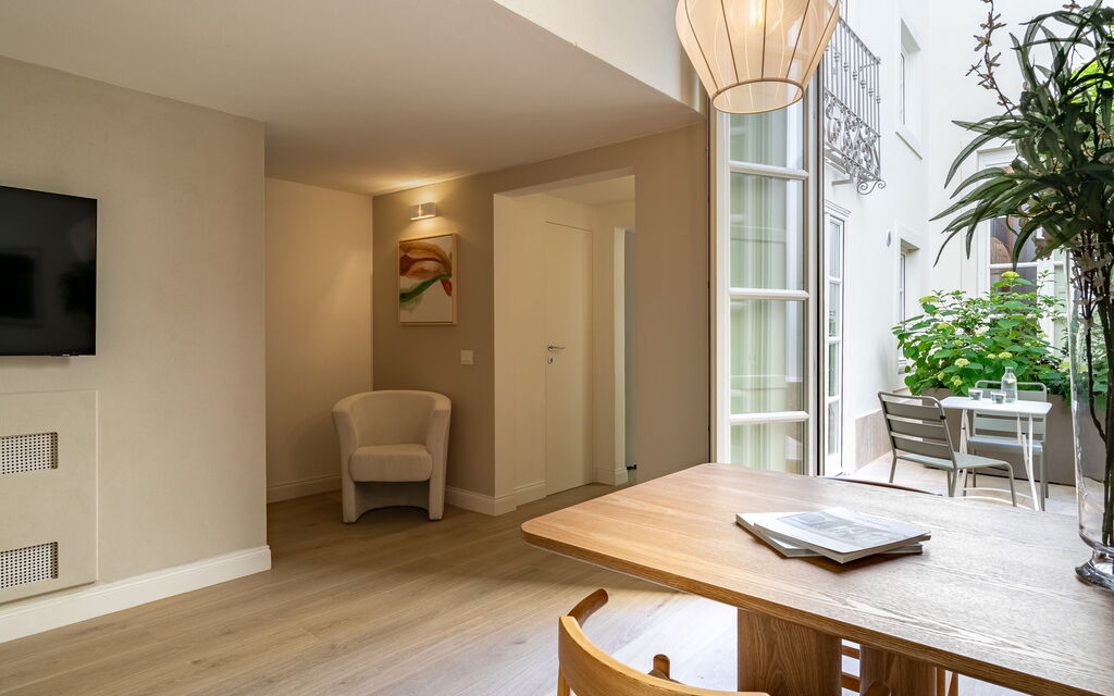 Deservi Charming Apartments - : Autumn, Living Room, Spring, Summer, Winter