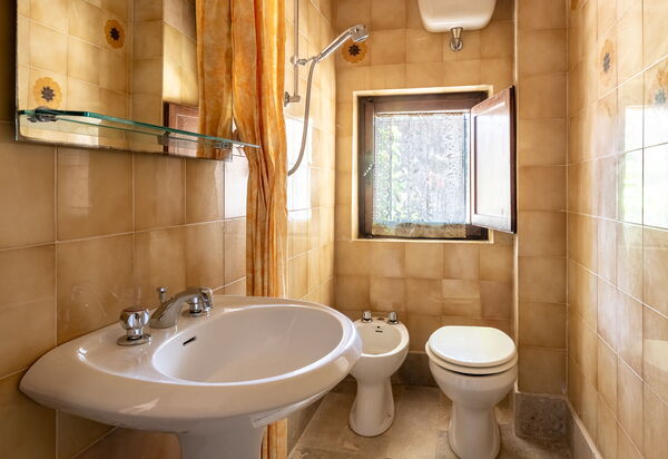 Casa La Cedrina, Pool, Lornano: Autumn, Bathroom, Spring, Summer