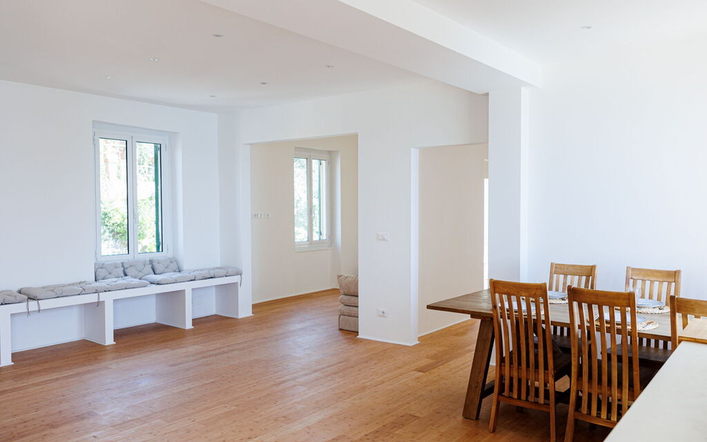 Newly Renovated Ocean View Flat: Autumn, Spring, Summer