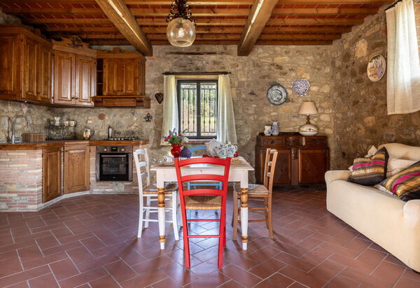 La Casina Honeymoon Cottage, Badia Agnano: Cucina, Soggiorno