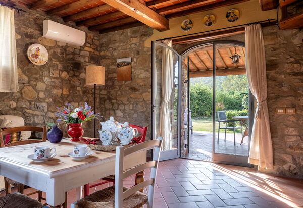 La Casina Honeymoon Cottage, Badia Agnano: Cucina, Soggiorno