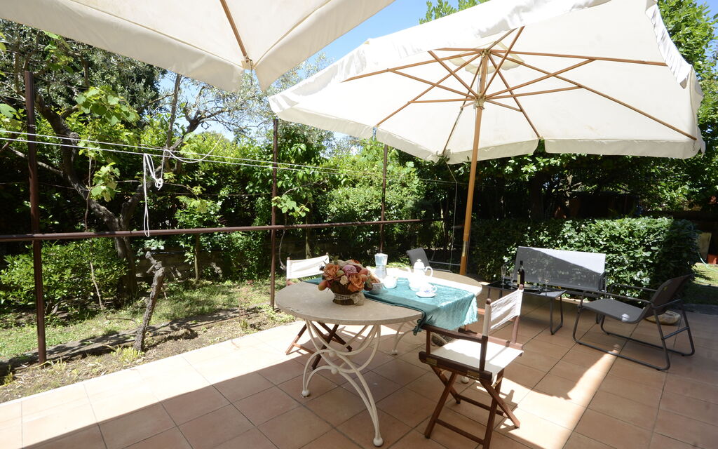Casa Di Silvana: Balcony / Terrace / Patio, Building Exterior, Garden
