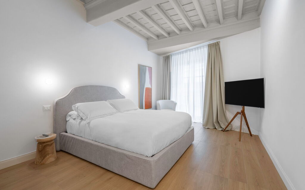 Elegant Apartments Near The Duomo - : Autumn, Bedroom, Spring, Summer, Winter