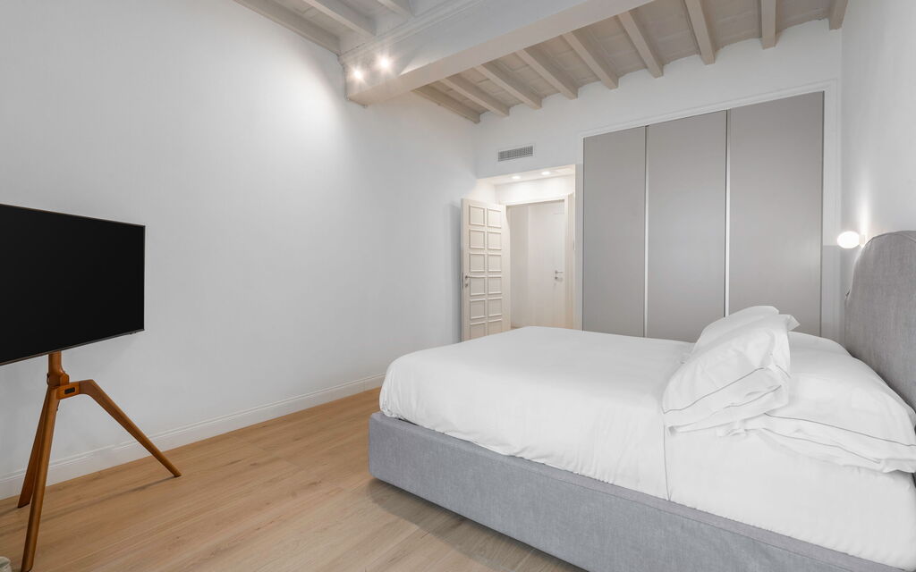 Elegant Apartments Near The Duomo - : Autumn, Bedroom, Spring, Summer, Winter