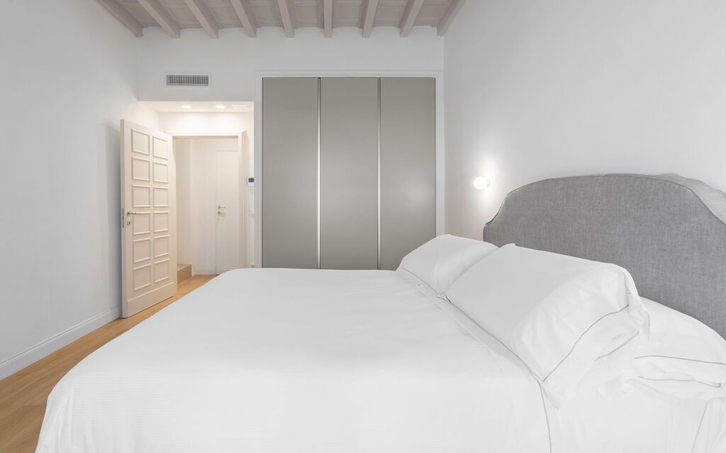Elegant Apartments Near The Duomo - : Autumn, Bedroom, Spring, Summer, Winter
