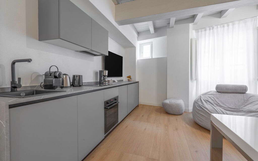 Elegant Apartments Near The Duomo - : Autumn, Kitchen, Living Room, Spring, Summer, Winter