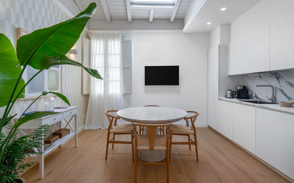 Elegant Apartments Near The Duomo - : Autumn, Kitchen, Living Room, Spring, Summer, Winter