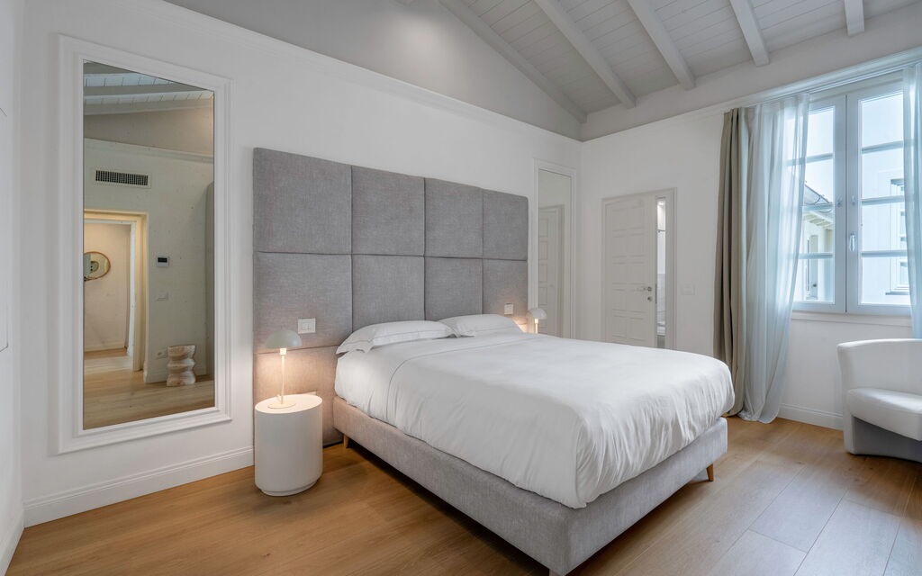 Elegant Apartments Near The Duomo - : Autumn, Bedroom, Spring, Summer, Winter