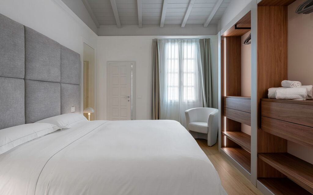 Elegant Apartments Near The Duomo - : Autumn, Bedroom, Spring, Summer, Winter