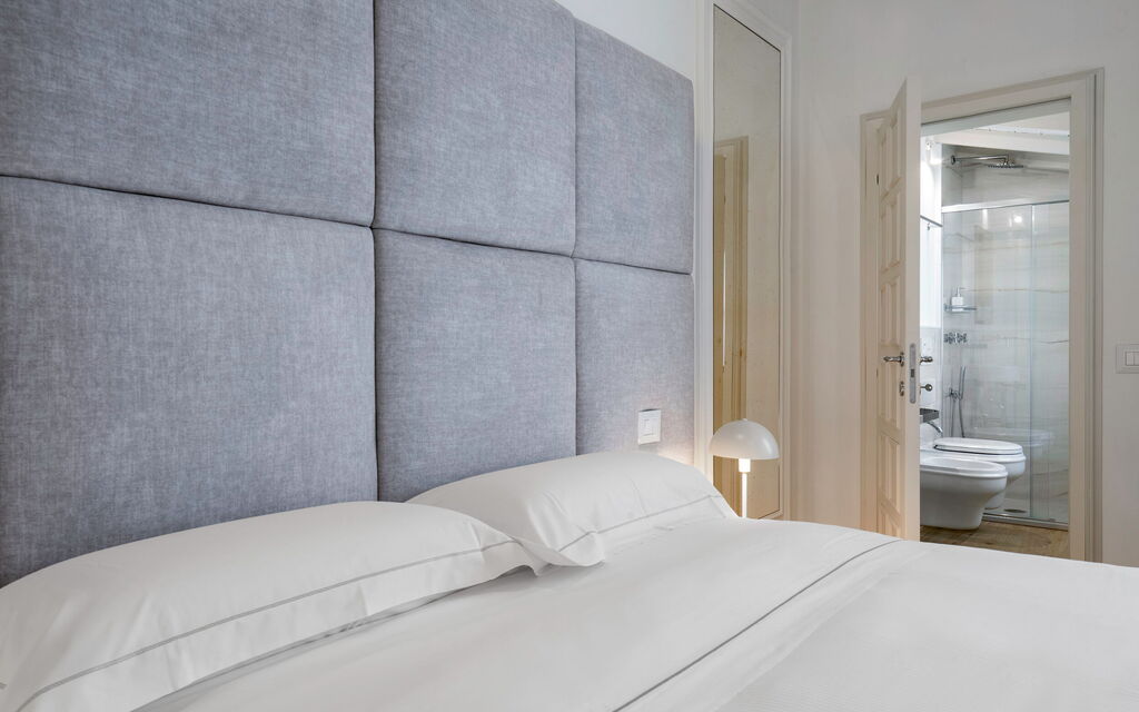 Elegant Apartments Near The Duomo - : Autumn, Bedroom, Spring, Summer, Winter