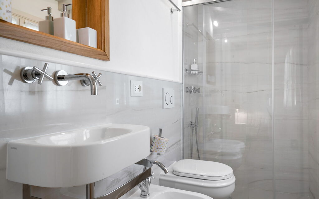Elegant Apartments Near The Duomo - : Autumn, Bathroom, Spring, Summer, Winter