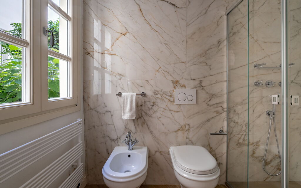 Elegant Apartments Near The Duomo - : Autumn, Bathroom, Spring, Summer, Winter