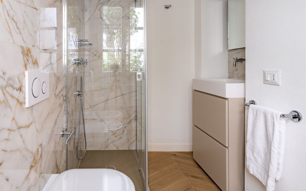 Elegant Apartments Near The Duomo - : Autumn, Bathroom, Spring, Summer, Winter