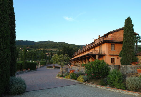 La Piazza Di San Donato: la-piazza-di-san-donato-reggello-multiproprieta-esterni