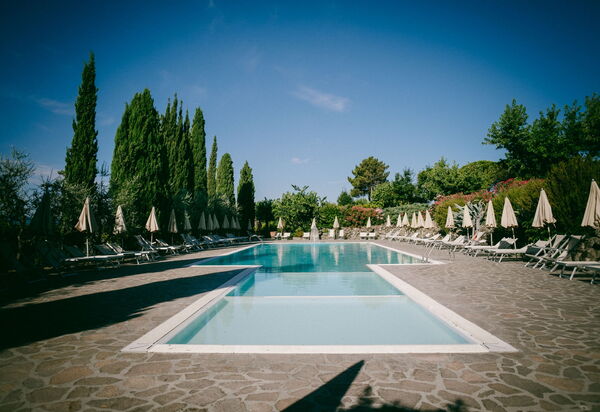 La Piazza Di San Donato: la-piazza-di-san-donato-reggello-multiproprieta-piscina