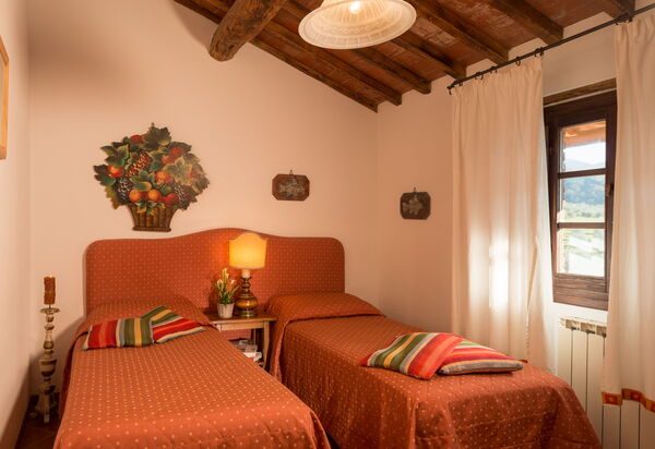 La Piazza Di San Donato: la-piazza-di-san-donato-reggello-multiproprieta-san-donato-1-trilo-camera-da-letto