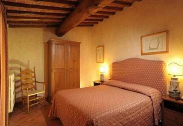 La Piazza Di San Donato: la-piazza-di-san-donato-reggello-multiproprieta-san-donato-1-trilo-camera-da-letto