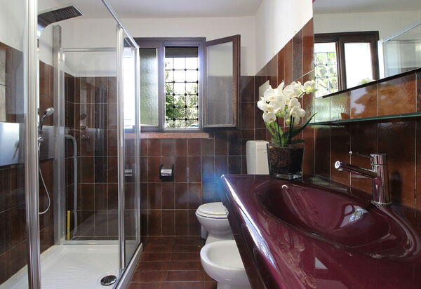 Villa Rosa Apartment: Autumn, Bathroom, Spring, Summer