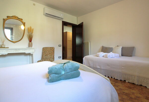 Villa Rosa Apartment: Autumn, Bedroom, Spring, Summer