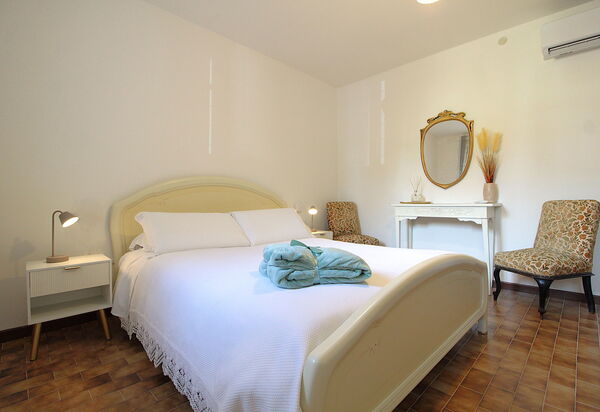 Villa Rosa Apartment: Autumn, Bedroom, Spring, Summer