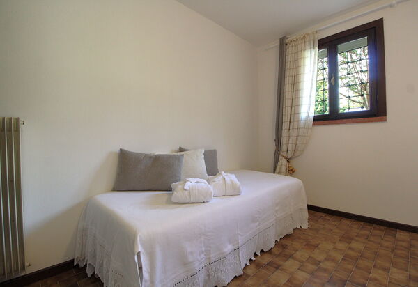 Villa Rosa Apartment: Autumn, Bedroom, Spring, Summer